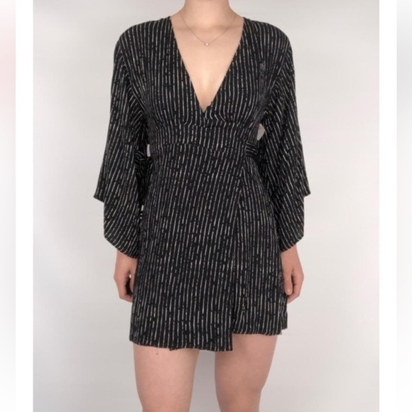 Billabong black and white stripe relax on high wrap bell sleeve dress Large nwt - Picture 3 of 9